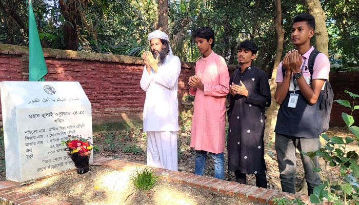 শহীদ মানিক শাহরিকের কবর জিয়ারত করলো ছাত্র ফেডারেশন