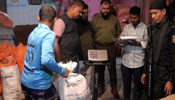 দিগুবাবুর বাজারে ৯০০ কেজি জব্দ, দুই দোকানে জরিমানা