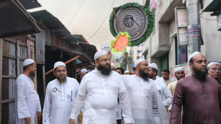 হাতপাখা নিয়ে জনগণের দ্বারে মুফতি ইসমাঈল সিরাজী